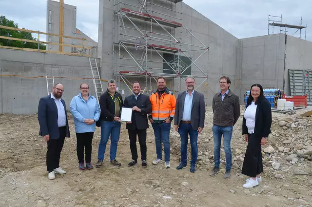 Bauleiter Andreas Kohlhuber (Mitte) mit Gemeindevertretern bei der Gleichenfeier. | Foto: Freigassner