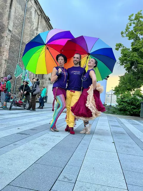 Regenbogenschirme und bunte Charaktere: Das wird die Pride 2025. | Foto: LAMOUR