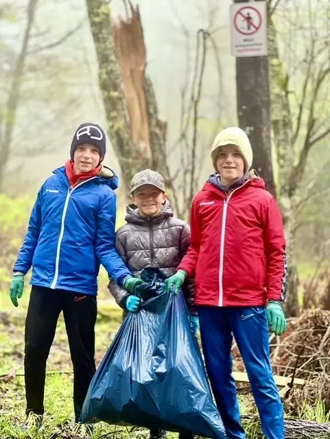 Ausgerüstet mit Handschuhen, Müllsäcken und jeder Menge Motivation starten die Jungs aus Frauenstein ihren "müllbefreienden" Weg. | Foto: Privat