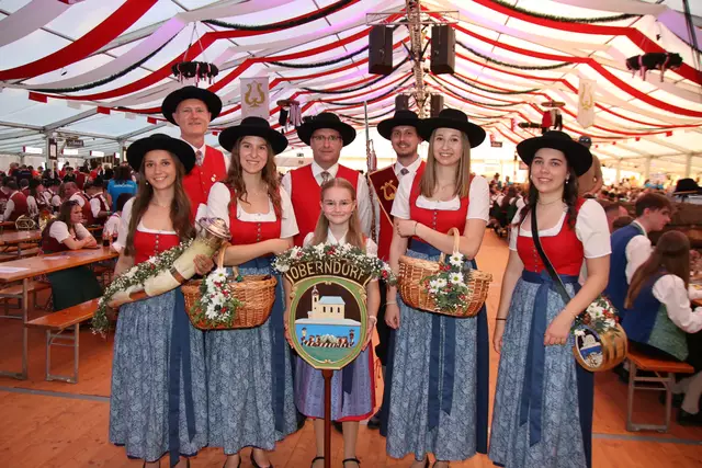 Die Stadtkapelle Oberndorf mit Kapellmeister Martin Gugerbauer und Obmann Neumeier und Marketenderinnen lud zum Jubiläumsfest.
