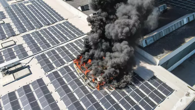 Speditionsdach in Marchtrenk in Flammen: Zwei Feuerwehren löschten die in Brand geratene PV-Anlage. | Foto: laumat.at