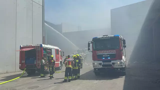 Die Löschmaßnahmen wurden durch einen neu installierten Wasserwerfer unterstützt. | Foto: DOKU-NÖ