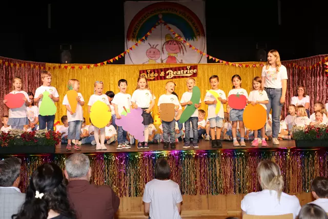 Die Kinder und Pädagoginnen sorgten mit kurzen Ansprachen und musikalischen Darbietungen für beste Stimmung. | Foto: MeinBezirk.at