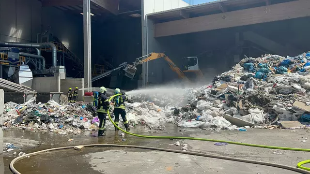 Gleich zwei Mal rückten die Feuerwehren in und um Pöchlarn am Wochenende zum Einsatz auf einer Deponie aus. | Foto: DOKU-NÖ