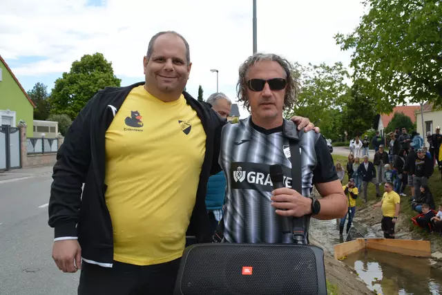 Peter Zistler vom SV Sigleß mit Moderator Geri Hödl beim Entenrennen. | Foto: Jennifer Flechl