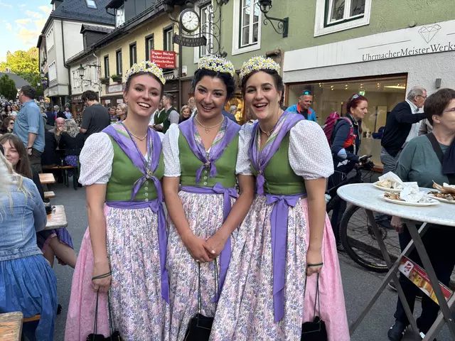 Die frisch gekürten Narzissenköniginnen genossen das Bad in der Menge und waren an zahlreichen Schauplätzen anzutreffen. | Foto: Waltraud Fischer
