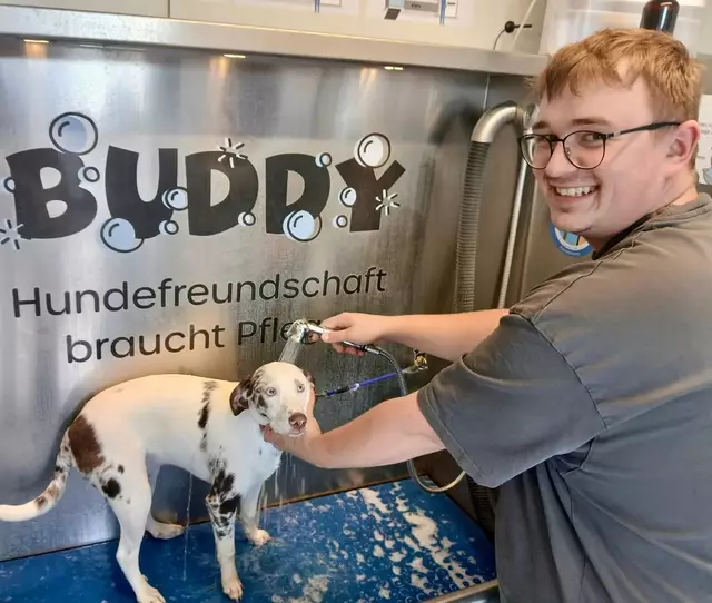 Die ersten Hunde und ihre Besitzer durften am Samstag die Anlage schon ausprobieren. | Foto: Erasmus