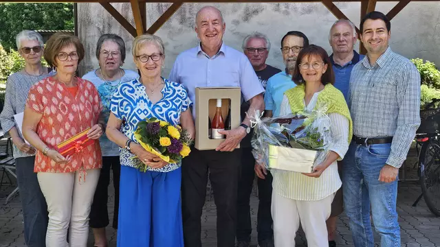 Inge und Leopold Kapeller (4. und 5. von links) feiern ihre Goldene Hochzeit. | Foto: SPÖ Vitis
