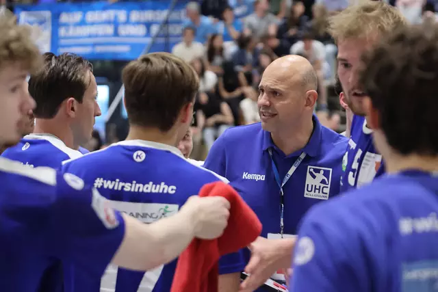 Trainer Vlatko Mitkov ordnete seine Spieler in der Auszeit neu. | Foto: UHC- Heske