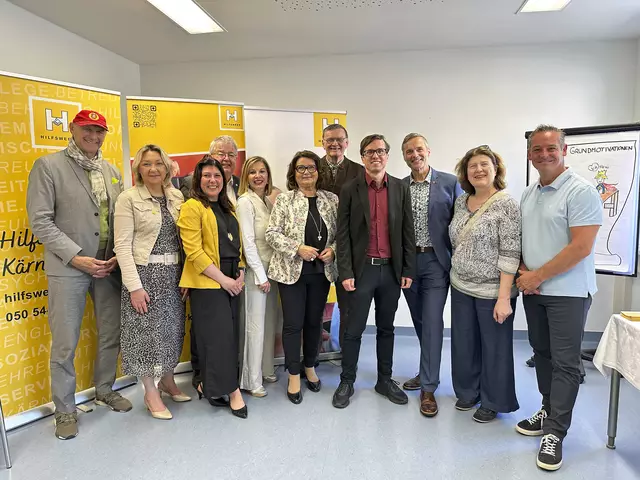 Manfred Mertel (SPÖ), Kathrin Partl (Hilfswerk Kärnten), Sonja Staunig (Hilfswerk Kärnten), Walter Zemrosser (Hilfswerk Kärnten), Julia Löschnig (ÖVP), Elisabeth Scheucher-Pichler (Hilfswerk Kärnten), Rudolf Dörflinger (Hilfswerk Kärnten), Ronald Rabitsch (SPÖ), Michael Gussnig (Liste Scheider), Gabriela Holzer (SPÖ), Dieter Schmied (Liste Scheider) in den neuen Psychotherapie-Räumlichkeiten in Klagenfurt . | Foto: Hilfswerk Kärnten
