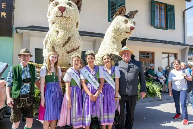 Mit beeindruckender Liebe zum Detail, grenzenloser Kreativität und meisterhaftem handwerklichen Können haben Thomas Feldhammer und Franz Loitzl mit ihrer Narzissenfigur „Süße Kätzchen“ alle Erwartungen übertroffen.  | Foto: Stefanie Sima