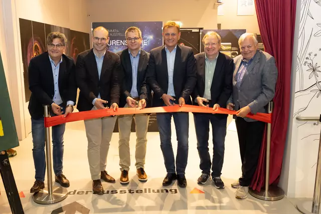 Feierliche Eröffnung der Sonderausstellung: Michael Holl (Welios), NR Paul Hammerl, Jochen Schiek (Hephy), Stadt-Vize Klaus Schinninger, Leo Ludick (Welios).   | Foto: Welios