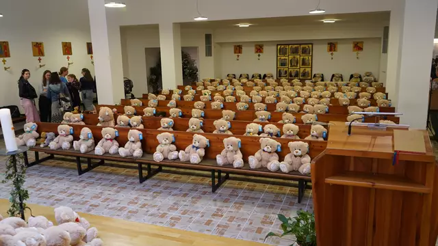 So viele Teddybären in der Kirche, dass es fast keinen Platz für die Messebesuchende gibt. Der Teddysonntag der Kellerkirche war ein voller Erfolg. | Foto: "Kellerkirche" St. Johannes / Clemens Weiss