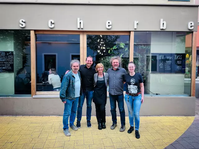 Das Team der "Scherbe" unter Betreiber Tomaž Moschitz (2. v. r.) lädt an zwei Tagen zur Jubiläumsfeier. | Foto: Die Scherbe