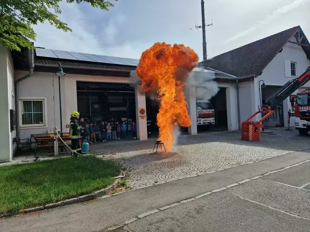 Die Grafenwörther Feuerwehrleute hatten für die Kids einen spannenden Vormittag vorbereitet. | Foto: Freiwillige Feuerwehr Grafenwörth
