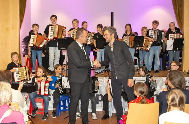 Die Saalfeldner bedankten sich bei ihren musikalischen Gästen aus Kärnten. | Foto: Salzburger Akkordeonverein Saalfelden