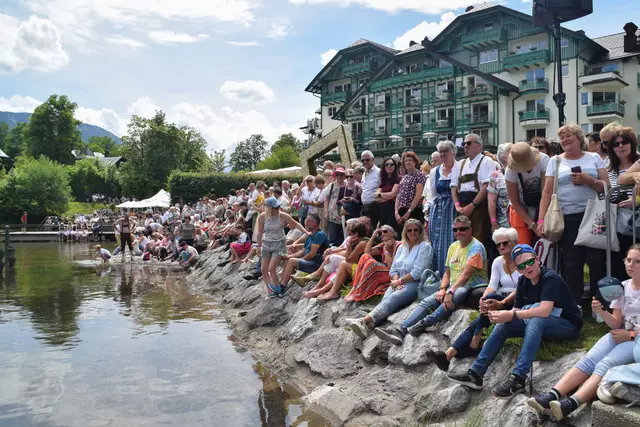 Der Narzissenkorso am Altausseer See zog zahlreiche Besucherinnen und Besucher aus nah und fern an. | Foto: Florian Radauer