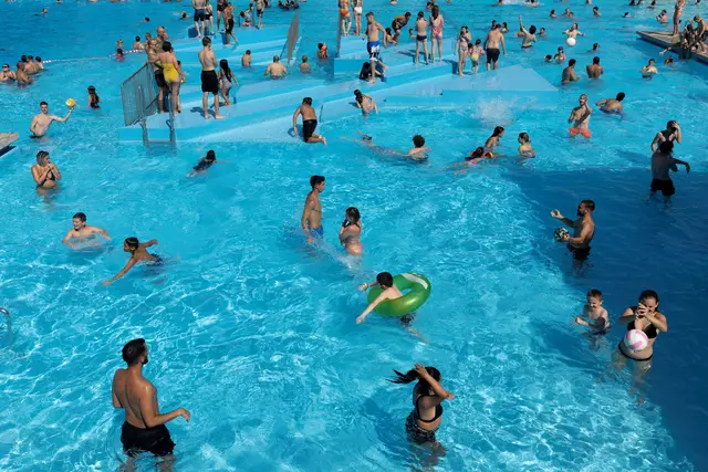 Eher ferngeblieben waren die Badegäste im ersten Saisonmonat Mai. Das relativ gute Wetter zum Ende hin konnte jedoch vor einem Negativrekord retten. (Archiv) | Foto: LISA LEUTNER / REUTERS / picturedesk.com