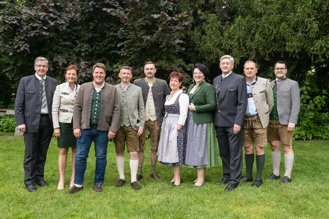 v.l.n.r.: Andreas Steinegger (Präsident Landwirtschaftskammer Steiermark), Maria Pein (Vizepräsidentin Landwirtschaftskammer Steiermark), Simon Foltin, Raffael Zettl, Georg Eisl, Theresia Harrer (ARGE Meister:innen-Sprecherin), Klaudia Stroißnig (Labg. Steiermärkischer Landtag, Bgm.), Eduard Zentner (Präsident Landarbeiterkammer Steiermark), Werner Brugner (Kammerdirektor Landwirtschaftskammer Steiermark), Franz Heuberger (Geschäftsführer Lehrlings- und Fachausbildungsstelle) | Foto: LFA / Danner