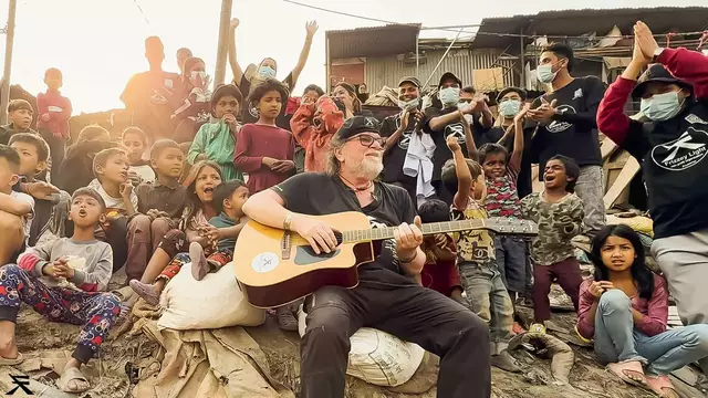 Musik verbindet, bringt Hoffnung: Frizzey bei einem seiner Konzerte in den Slums: What do we need ? Love ! - und alle singen mit! | Foto: Frizzey Light