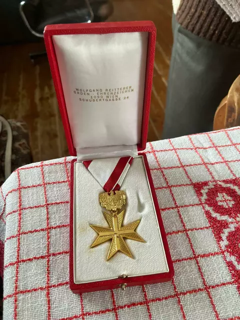 Dieses Goldene Verdienstabzeichen der Republik Österreich bekam Deutschbauer 1995 vom Landeshauptmann Josef Ratzenböck. | Foto: MeinBezirk/Meßthaller