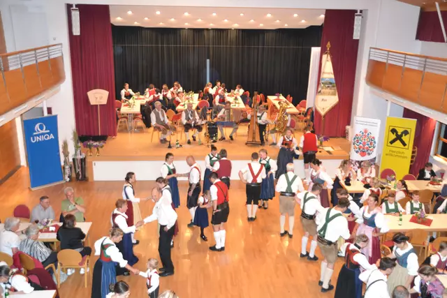 Im Kultursaal Fiss schwangen die Trachtler ihr Tanzbein. | Foto: Trachtenverband Oberland mit Außerfern