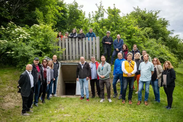 25 Interessierte bei einem Rundgang im Industriezentrum Süd bei Wiener Neudorf – wo einst die Flugmotorenwerke des Nazireichs und ebenfalls mehrere Zwangsarbeiterlager waren. | Foto: Christian Husar