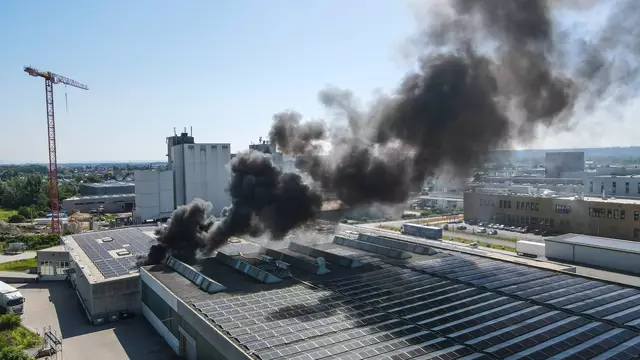 Speditionsdach in Marchtrenk in Flammen: Zwei Feuerwehren löschten die in Brand geratene PV-Anlage. | Foto: laumat.at