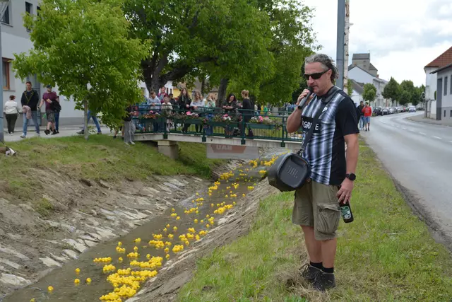 Die Rennstrecke verlief vom Dorfplatz einige hundert Meter die Staße hinab zum Heurigen Lassl. | Foto: Jennifer Flechl