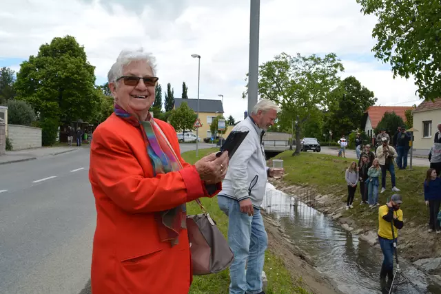 Das Entenrennen sorgte nicht nur bei Kindern für strahlende Augen. Auch die ältere Generation hatte große Freude daran. | Foto: Jennifer Flechl
