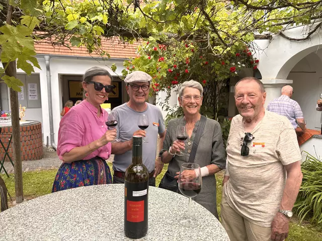 Gemütliches Beisammensein bei einem Achterl Wein unter den Weinreben im Arkadenhof  | Foto: Lisa Stöckl
