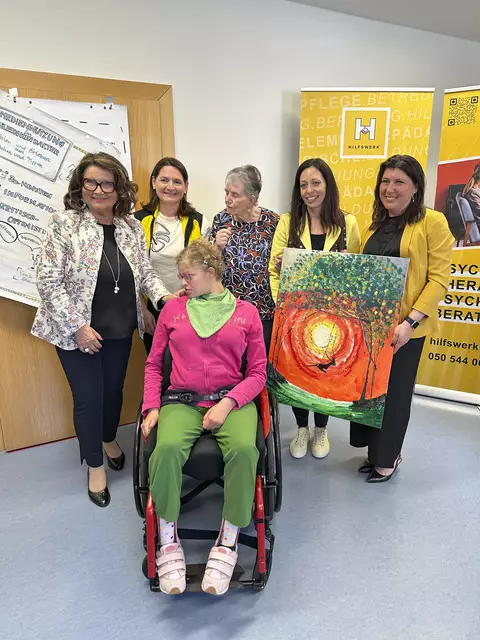 Hilfswerk Kärnten-Präsidentin Elisabeth Scheucher-Pichler (1.v.li.), Fachbereichsleiterin Chancengleichheit.Behindertenhilfe.Begleitung. Sabrina Müller (2.v.re.) und Fachbereichsleiterin Psychotherapie.Psychologie.Beratung. Sonja Staunig (1.v.re.) bei der feierlichen Bilderübergabe. | Foto: Hilfswerk Kärnten