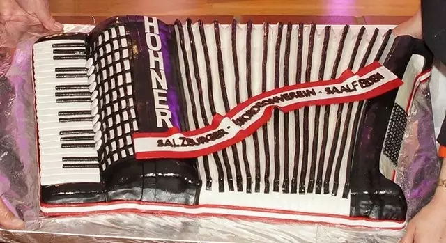Die Akkordeontorte zum 50-jährigen Jubiläum wurde extra für das Publikum angefertigt. | Foto: Salzburger Akkordeonverein Saalfelden