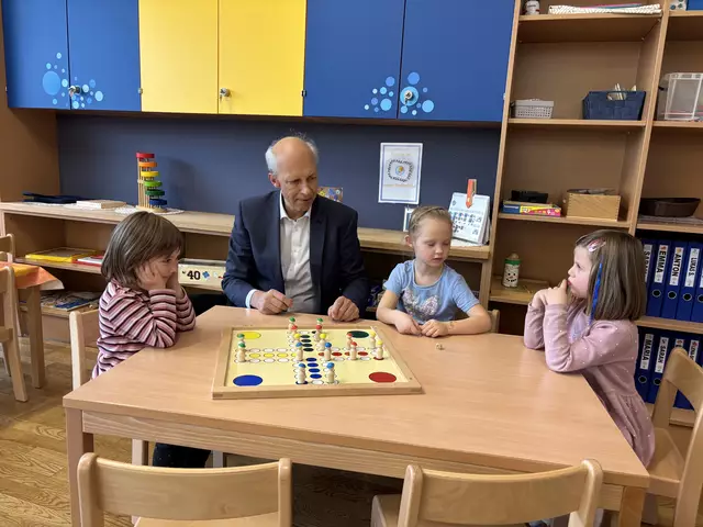 Bgm. Bernd Hermann mit Kindern vom Kneipp Kindergarten in Frauental | Foto: Veronik