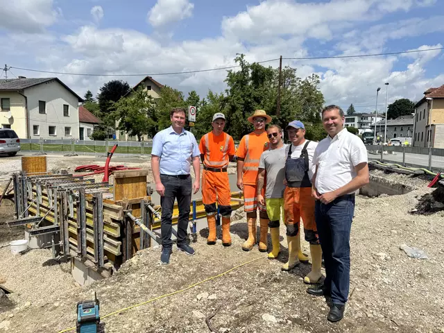 Bauamtsmitarbeiter Michael Mader, Mitarbeiter der Brückenmeisterei, Bürgermeister Markus Hofko. | Foto: Team Hofko