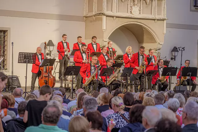 The Big Band Deluxe wurde 2009 gegründet und besteht aus jungen Musikern aus der Region. Die Mitglieder konzentrieren sich nicht nur auf bekannte Klassiker und Hits aus den 1930ern, sondern auch auf Raritäten des Swings. | Foto: The Big Band Deluxe