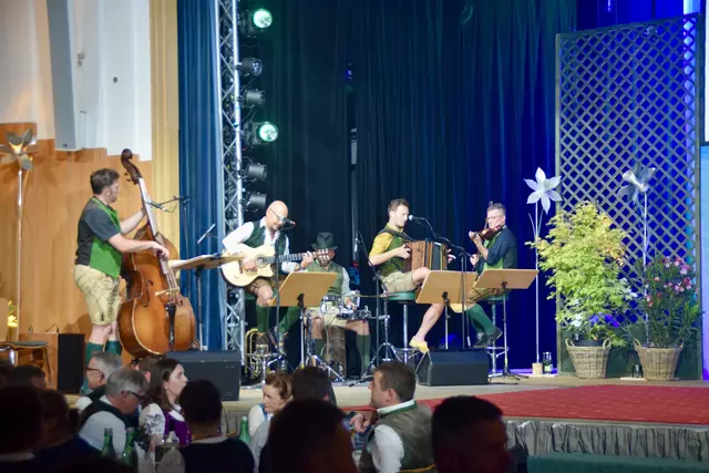 Für die musikalische Umrahmung sorgte die Krönungsband Lent Lillies, die sich bereits seit 15 Jahren – mit einer kleinen Corona-Pause – einmal jährlich eigens für diesen besonderen Anlass zusammenfindet.