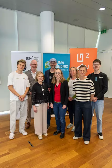 Von links: Konrad Seebers (JUMP), Gerhard Jungwirth (Linz AG Linien-Geschäftsführer), Barbara Hofwimmer (Linz AG Linien-Projektleiterin), Norbert Rainer (Geschäftsführer Klimabündnis OÖ), Claudia Kinzl-Ogris (Geschäftsführerin JUMP), Ulrike Singer (Klimabündnis OÖ), Johanna Etz (JUMP) und Laurenz Frodl (Klimabündnis OÖ). | Foto: Linz AG/Grox