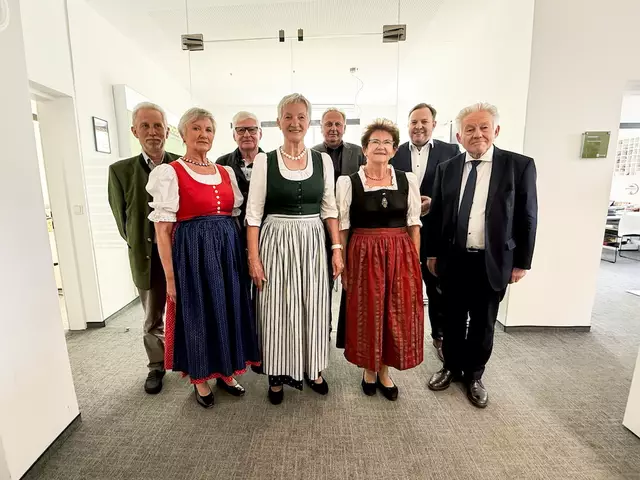 Johann Feldler, Obfrau Stellvertreter; Marianne Veit, Schriftführerin; Hermann Reisinger, Kassier; Rosa Grill, Obfrau; Eduard Breinesberger, Schriftführerin Stellvertreter; Theresia Graml, Obfrau Stellvertreterin; Landesgeschäftsführer Bundesrat Franz Ebner und Landesobmann LH a.D. Josef Pühringer (v.l.). | Foto: OÖ Seniorenbund