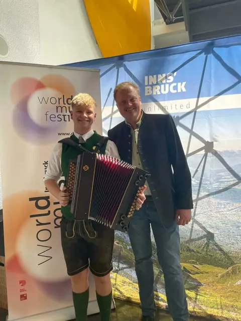 Mit Dominik Peiser freut sich Musikschullehrer Robert Hafner über die Silberne bei der Harmonikastaatsmeisterschaft. | Foto: privat