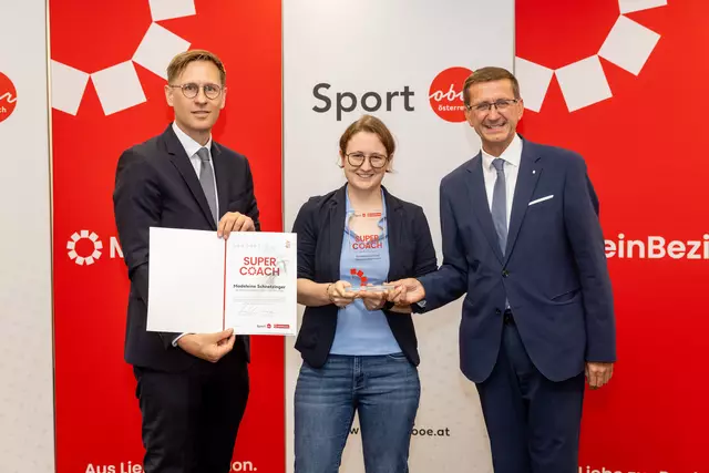 Sport-Landesrat Markus Achleitner (re.), Bezirkssiegerin Steyr &amp; Steyr-Land Madeleine Schnetzinger und MeinBezirk OÖ-Chefredakteur Thomas Winkler. | Foto: MeinBezirk OÖ/Pils
