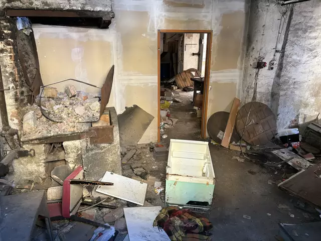 Aus diesem heruntergekommenen Haus soll schon bald ein neuer Wohnkomplex entstehen. | Foto: Luca Arztmann