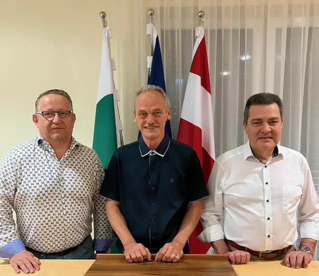 Sie veranlassen Investitionen in die Versorgungssicherheit der Gemeinde: ÖVP-Fraktionsvorsitzender Vizebürgermeister Manfred Walter, Bürgermeister Johann Kaufmann und der stellvertretende Fraktionsvorsitzende Gemeinderat Otto Resch (v. l.) | Foto: Johann Tropper