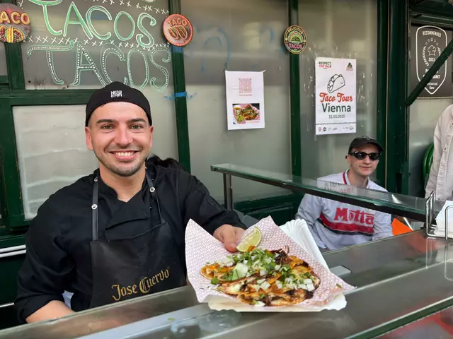 Laurenz Beldecchi verkauft an seinem Stand "Tacos Hermanos" mexikanische Tacos, Quesadillas und Birria.  | Foto: Pia Rotter/MeinBezirk