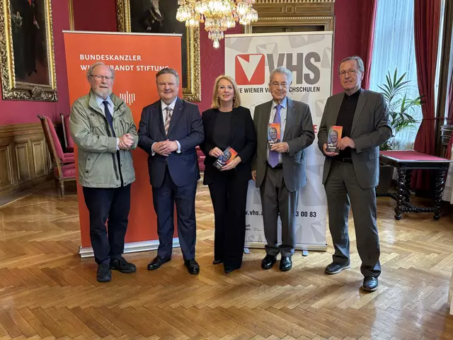 Mit dabei bei der Vorstellung der Willy Brandt-Wanderausstellung, v. l.: Wolfgang Thierse (ehem. dt. Bundestagspräsident, SPD), Bürgermeister Michael Ludwig, Doris Bures (Dritte Nationalratspräsidentin), Alt-Bundespräsident Heinz Fischer (alle SPÖ) und Willy-Brandt-Stiftungsvorstand Ulrich Schöler. | Foto: Johannes Reiterits/MeinBezirk