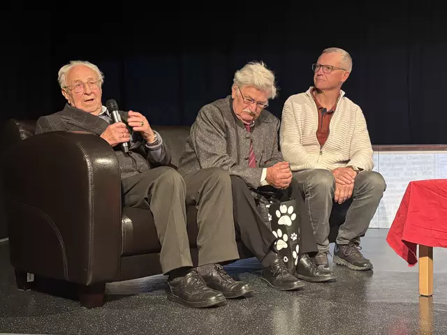 Franz Deutschbauer (l.) bei der Vorstellung der neuen Ausgabe des Bezirksheimatvereins. | Foto: MeinBezirk