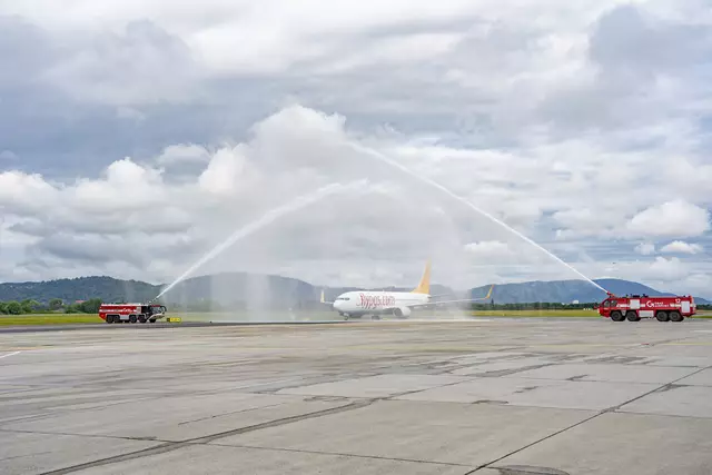 Das Flugzeug der Pegasus wird von der Flughafenfeuerwehr mit einem Wasserbogen begrüßt. | Foto:  Foto Fischer