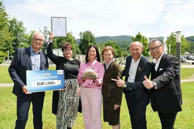 Die Region Hochkönig mit dem neuen Kugelbahn-Wanderweg belegte den dritten Platz. Im Bild von links nach rechts: Günter Hinterholzer, Nicola Woisetschläger, Christine Scharfetter, Landtagspräsidentin Brigitta Pallauf, Leo Bauernberger und Gerd Schneider. | Foto: SalzburgerLand Tourismus/Franz Neumayr
