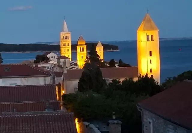 Die beleuchteten Türme der Altstadt Rab