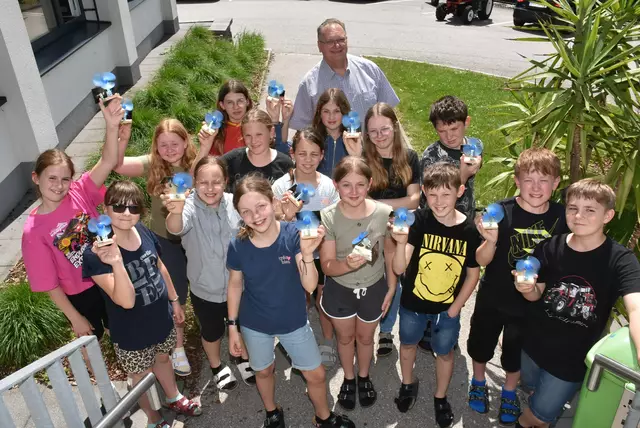 Josef Bindreiter mit "seinen" Schülern. Große Begeisterung herrschte an der MINT-Mittelschule Pabneukirchen in den vergangenen beiden Schultagen. Buben und Mädchen der beiden ersten Klassen bauten ein Windrad und Solar-Lüfter.  | Foto: Robert Zinterhof